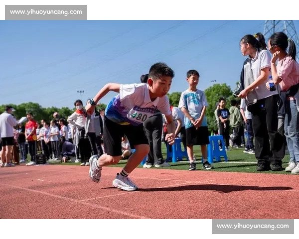 田径赛场激烈淘汰赛精彩瞬间与选手奋力拼搏记录 田径赛场激烈淘汰赛精彩瞬间与选手奋力拼搏记录